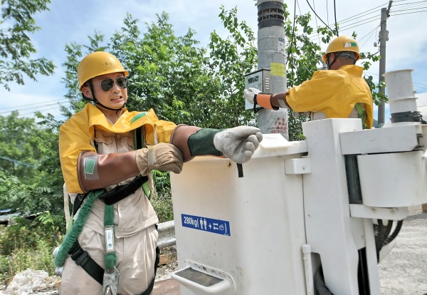 獲獎作品《烈日下的堅守》組圖之一。國網重慶市電力公司供圖