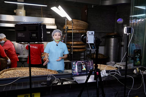 學生現場直播推介“劉家四合胡豆”。重慶財經學院供圖
