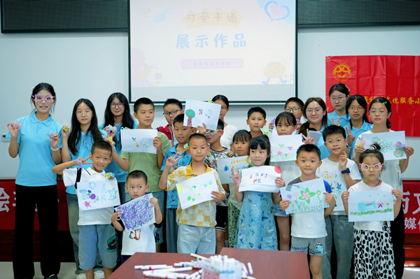 學生志願者開展非遺手工繪畫課。重慶財經學院供圖