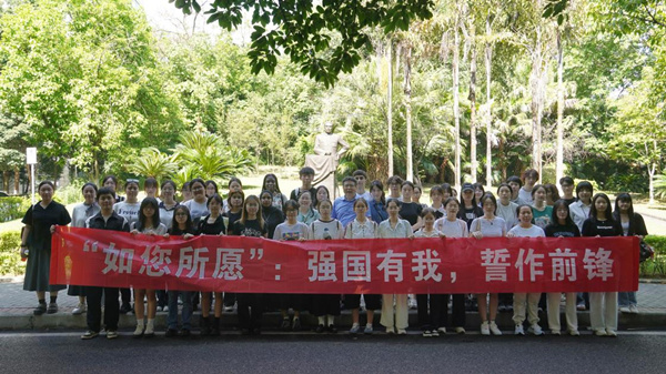 師生在周恩來雕像前合影。王晨雅攝
