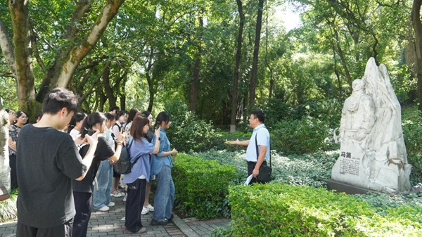 新聞學院黨委書記凌曉明講述馮簡與“重慶之蛙”的故事。王晨雅攝