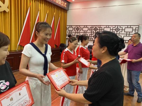 先鋒村聘任儀式現場。花溪街道供圖
