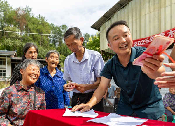 村民領取分紅。羅川攝