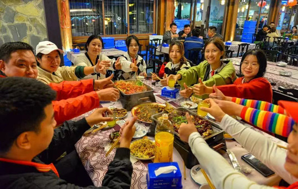 食客点赞万州烤鱼（资料图）。万州区委宣传部供图