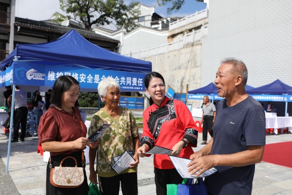 工作人员正在向群众进行网络安全宣传。胡程摄