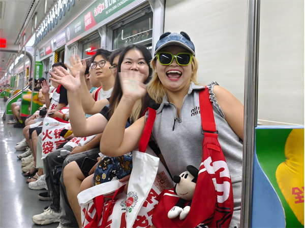 火锅专列上的乘客热情互动。主办方供图