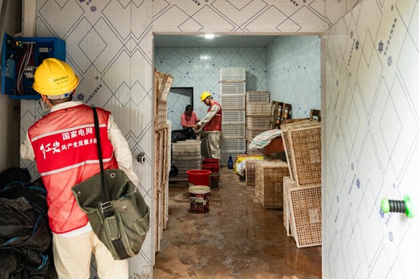 電力人員對凍庫用電進行安全檢查。國網永川供電公司供圖