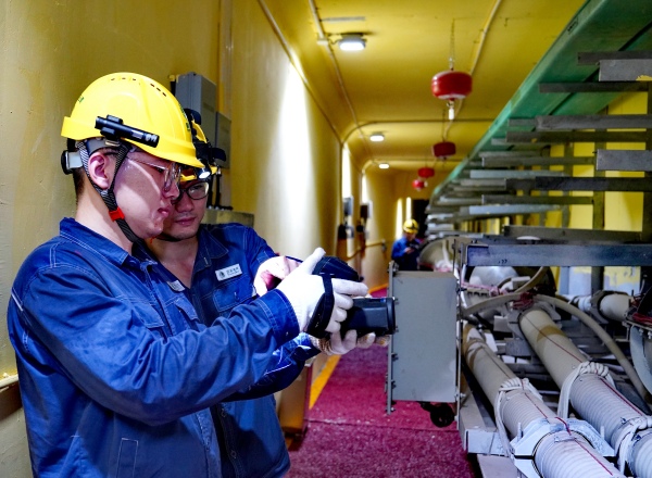 運檢人員借助智能巡檢設備開展電纜通道特巡工作。國網重慶超高壓公司供圖