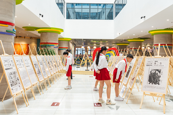 学生们参观展览。罗云希摄