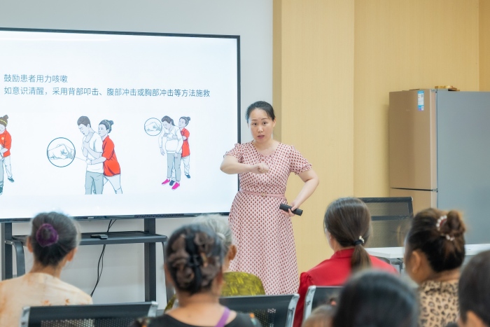 全國道德模范白時玲為群眾作健康知識科普講座。渝北區委宣傳部供圖