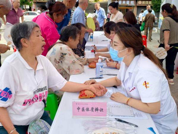 专家义诊。郭彩霞摄