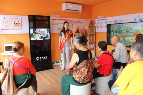 招商银行重庆分行金融网格员为社区居民播放金融科普视频。招商银行重庆分行供图