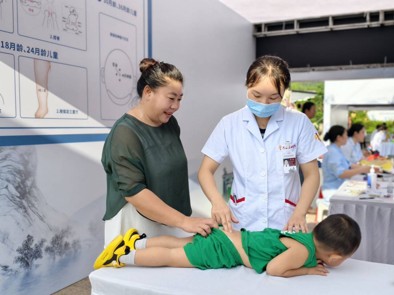讲解儿童中医调养知识。高亮平摄
