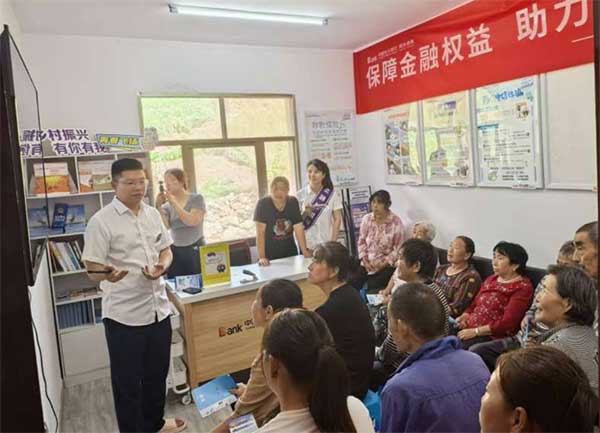 开展反假货币专项宣传活动。光大银行重庆分行供图