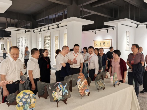 與會人員在咸宜小學參觀校園文化。城口縣教委供圖