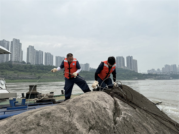 工作人员正在作业。长江重庆航道局供图