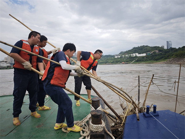 工作人员清除江上的漂浮物。长江重庆航道局供图