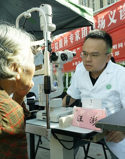 義診現場，重醫附一院眼科醫生汪澎為當地居民看診。豐都縣人民醫院供圖