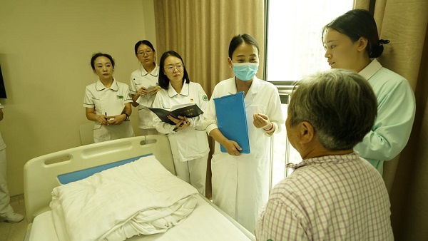 重醫附一院和豐都縣人民醫院眼科醫護人員共同查房。豐都縣人民醫院供圖