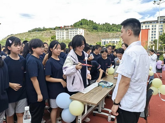 在重慶豐都育才中學，學生們參與“愛眼進校園近視防控活動”。豐都縣人民醫院供圖