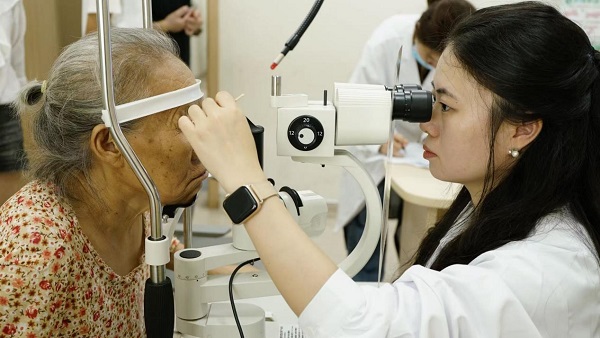 鄭仕潔在豐都縣人民醫院為患者看診。豐都縣人民醫院供圖