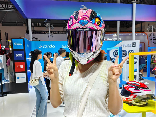 市民现场体验摩托车装备。马春鹏摄