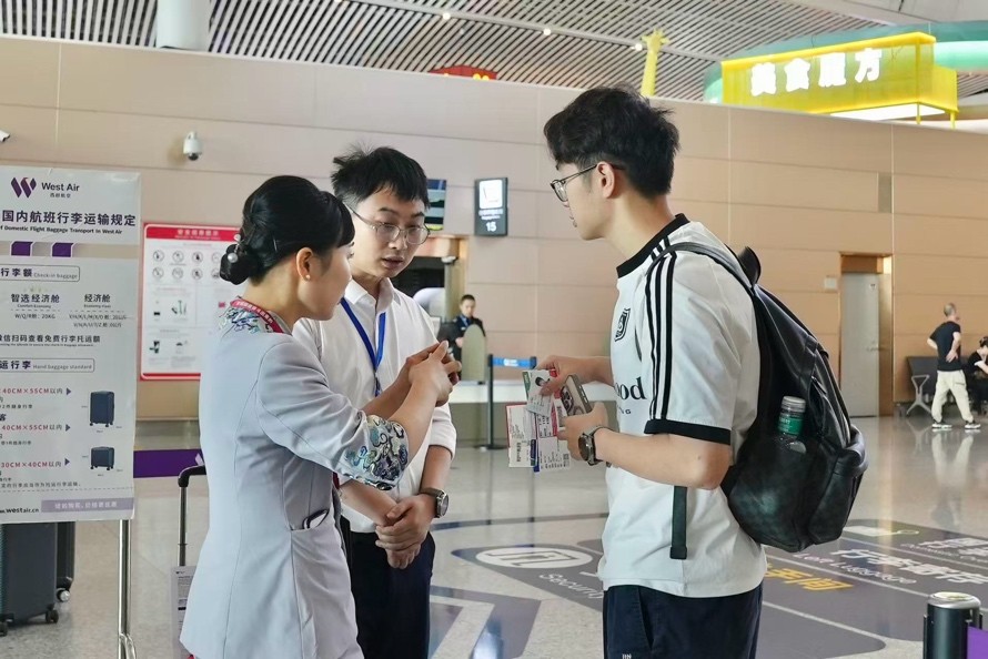 西部航空公司工作人員引導旅客值機。西部航空供圖