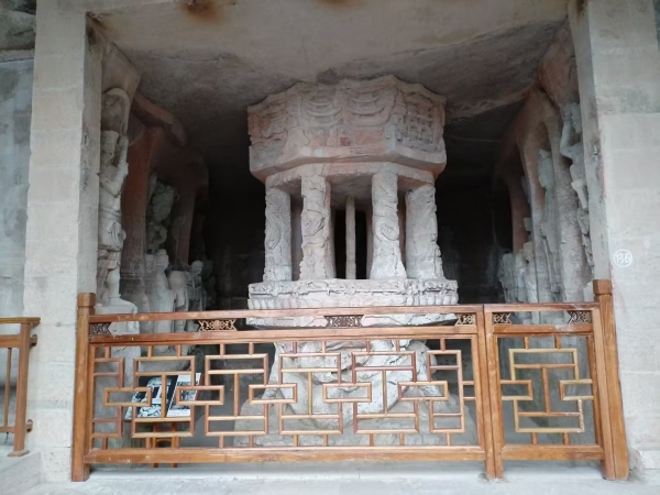 木质围栏替换铁质大门。曾庆川摄