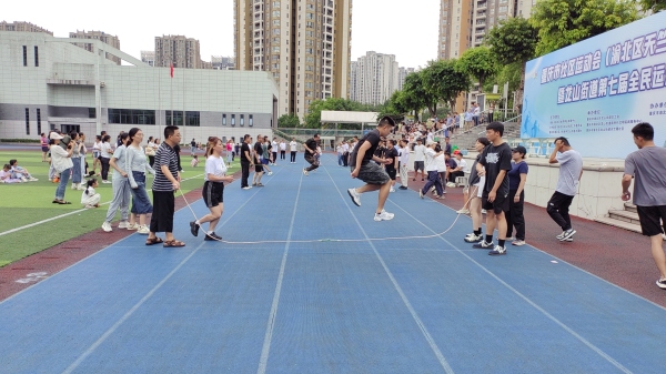 跳绳比赛。龙山街道供图