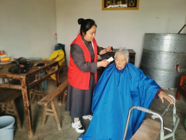 向仕花上门为困难老人剪发。袁颖摄