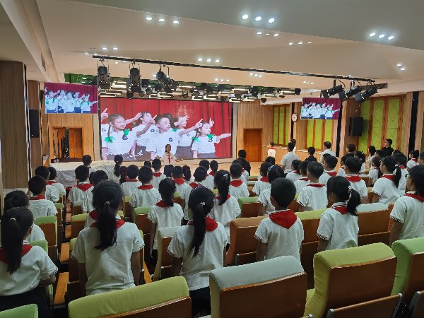 同学们合唱校歌。活动主办方供图