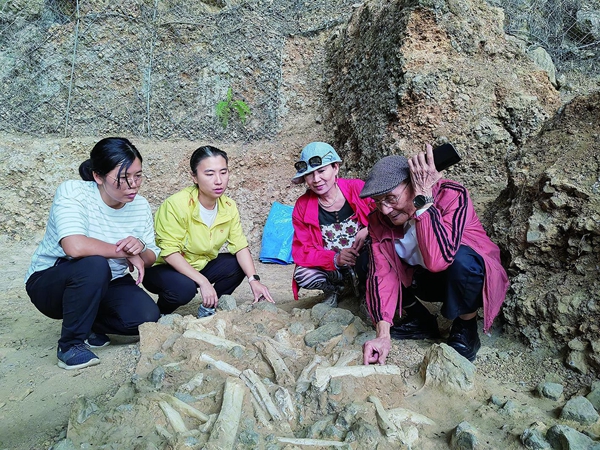 黄万波和年轻的考古人在龙骨坡遗址
