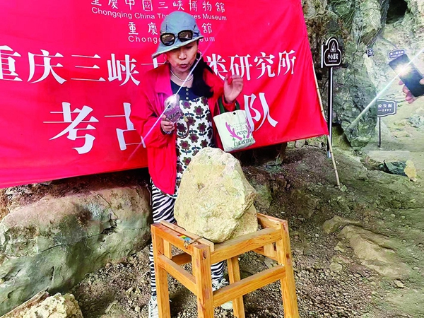 中国科学院古脊椎动物与古人类所研究员侯亚梅在拍照