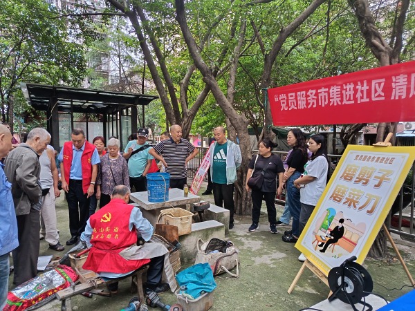 居民正在排队享受家门口服务。龙山街道供图