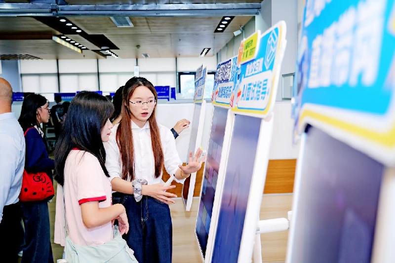 活动现场AI求职专区。重庆市人力资源开发服务中心供图