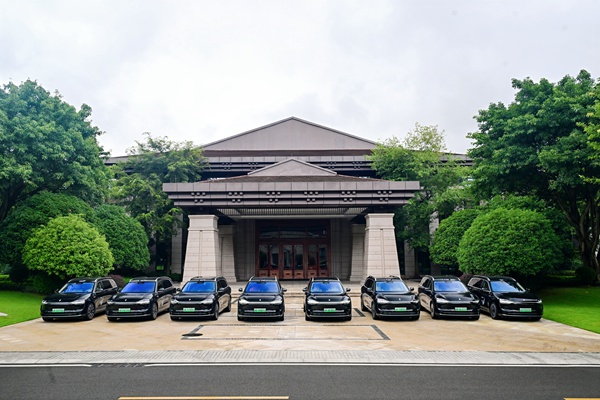 市长顾问团会议指定用车——问界M9。重庆市商务委供图