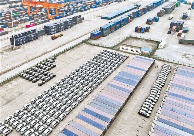 重庆团结村站，准备出口的“重庆造”整车停放在火车车厢旁。（资料图片）记者 张锦辉 摄/视觉重庆