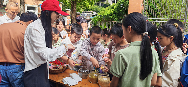 學生動手制作安神香囊。藥植所供圖