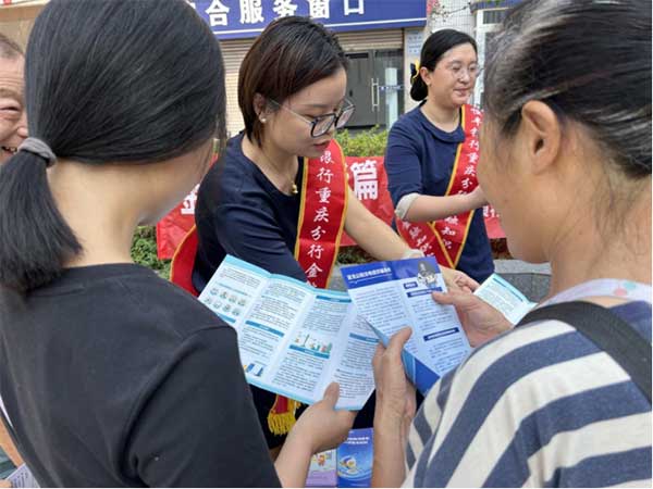 金融知识入田间。恒丰银行重庆分行供图