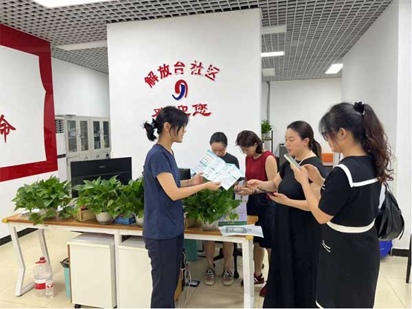 金融知识进社区。恒丰银行重庆分行供图