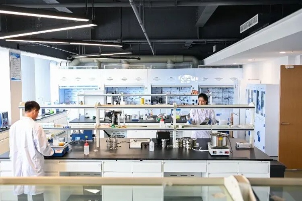 研發人員對鎂電池正極、負極和電解液關鍵材料進行實驗。兩江協同創新區供圖