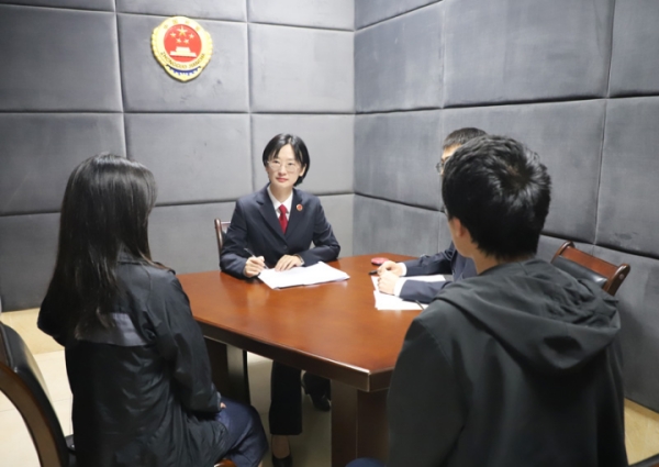 工作中的孙文静。九龙坡区融媒体中心供图