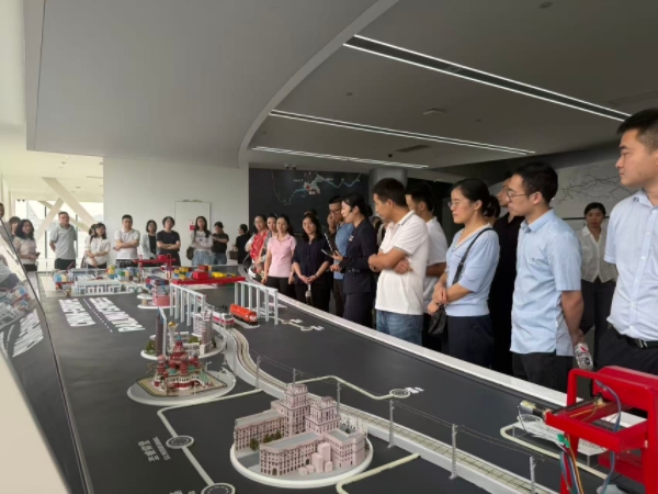 学员们实地研学。宋文励摄