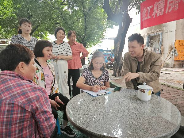 聆听居民需求。任峰摄