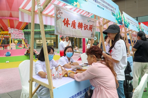 江北区中医院为市民提供把脉问诊服务。曹检摄