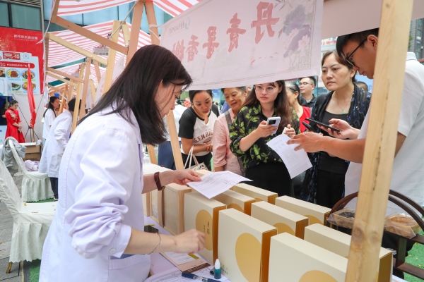 江北区中医院推出的纯植物米月饼受市民喜欢。曹检摄