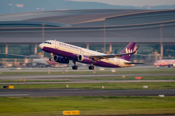 西部航空飛機在重慶江北國際機場起飛。西部航空供圖
