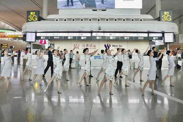 西部航空轉場重慶江北國際機場T3航站樓快閃活動。西部航空供圖