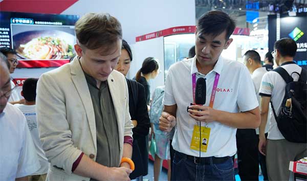 客户在智博会上进行AI应用创业。博拉网络供图