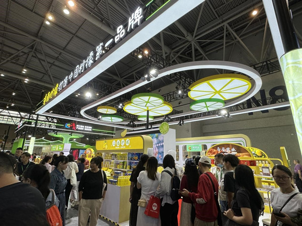 潼南展厅吸引众多市民游客驻足选购。潼南区委宣传部供图